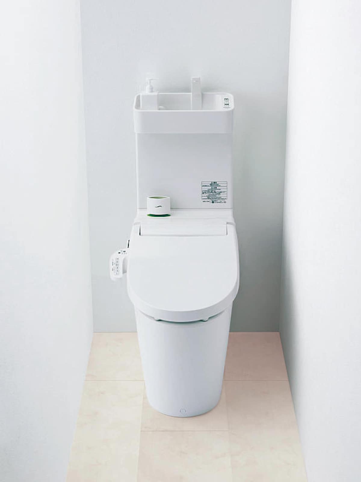 有機ガラス系素材ならではの新ボール面形状とターントラップ構造により節水と洗浄力が両立。低水圧対応や手洗い付きのタイプも揃う。[アラウーノ節水キレイ洗浄 NewV]　 パナソニック　http://sumai.panasonic.jp/