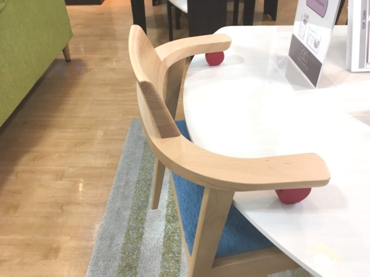 ひじ掛けに工夫をしたことでチェアをテーブルに引っ掛けることができる