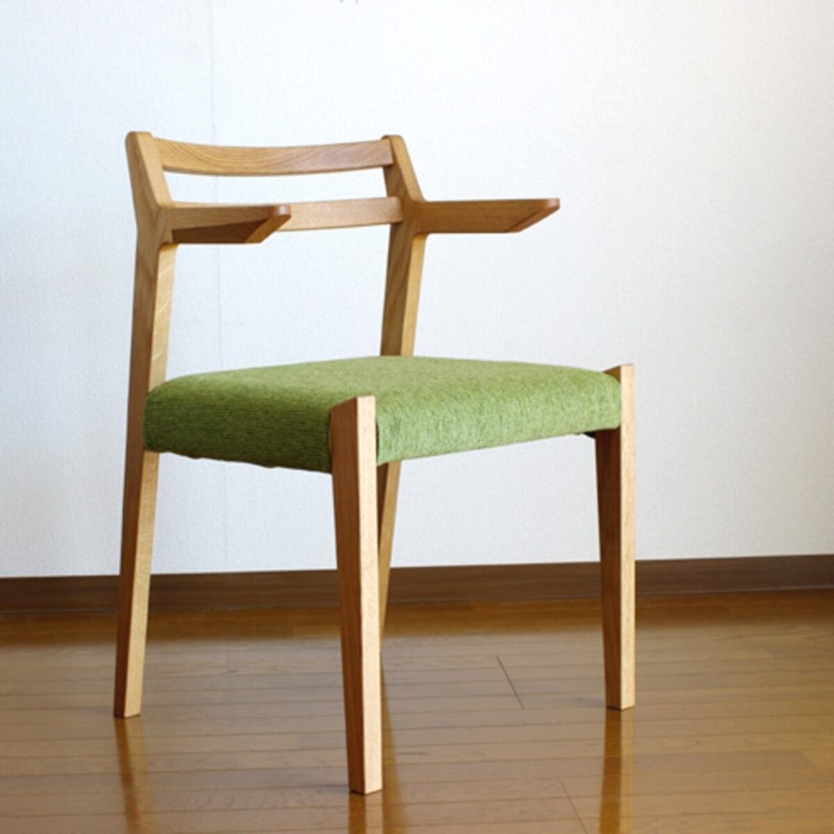 アームの部分を改良してテーブルに引っ掛けることができるようにしています（画像出典：WOOD in the ear 神奈川の家具工房）