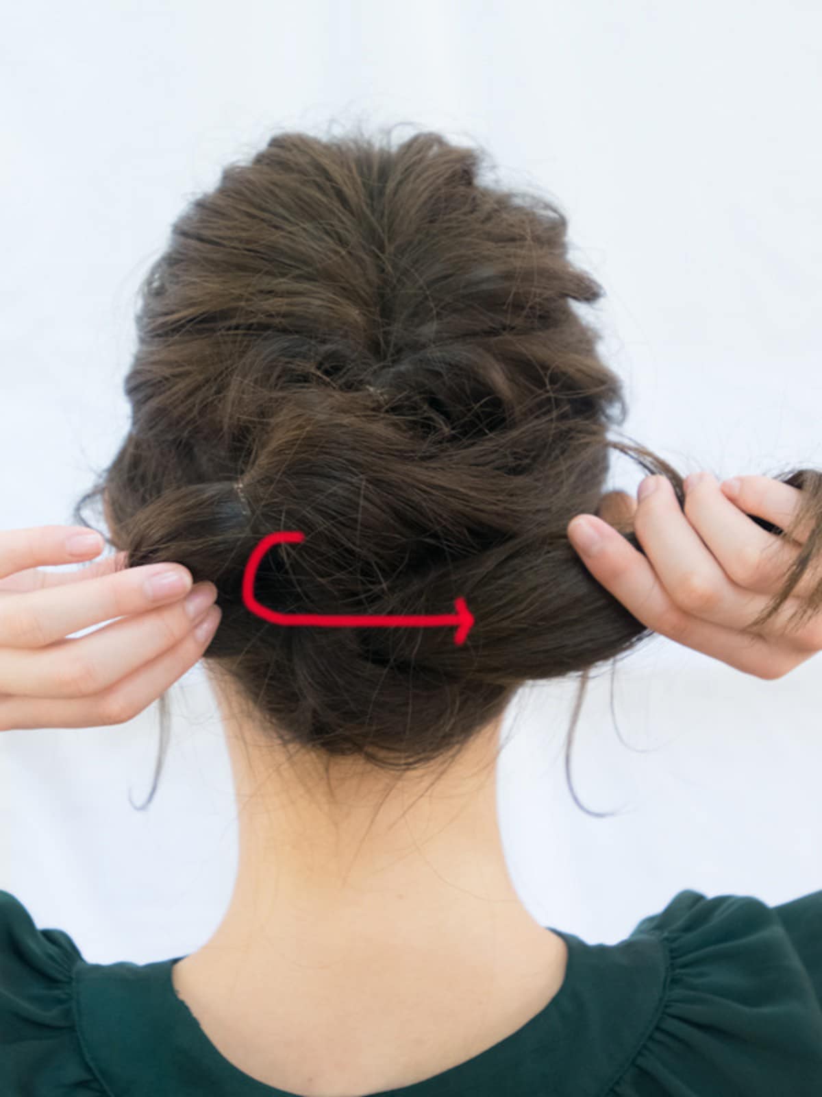 毛束に穴を開けて左から右に通す