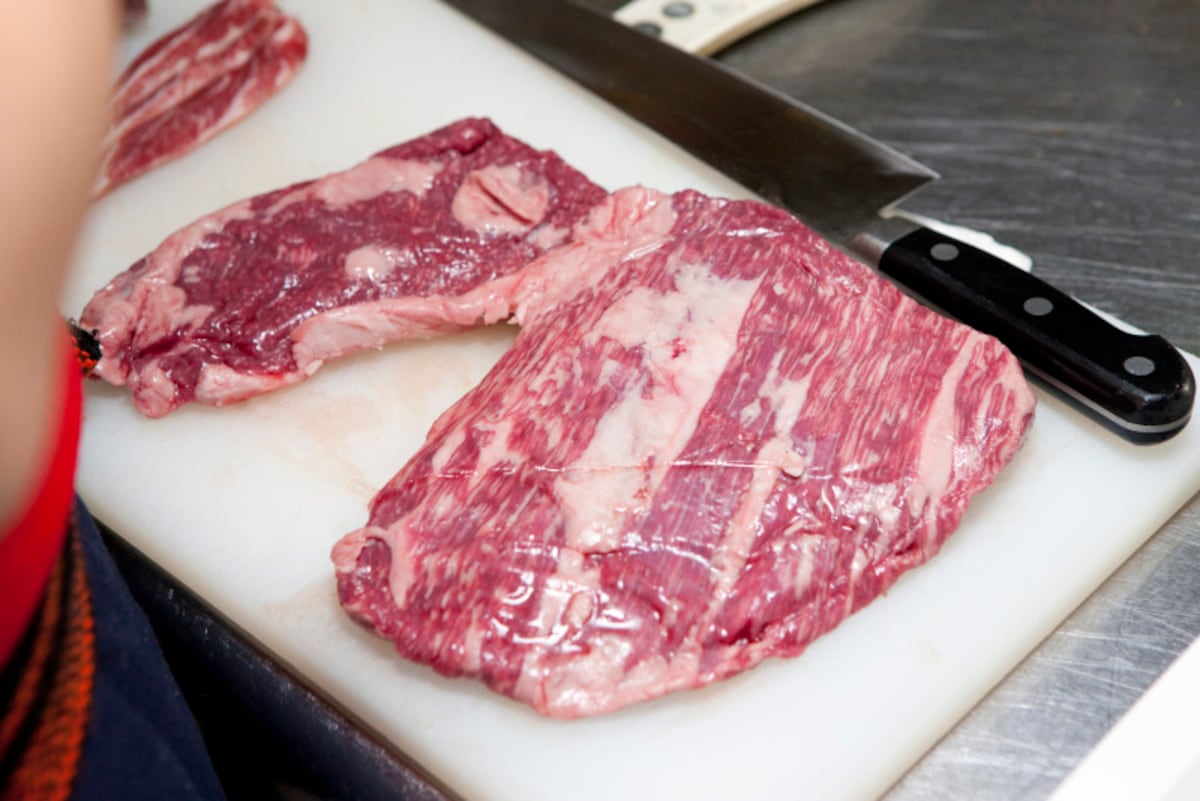 安い肉を柔らかくするために包丁やミートハンマーで繊維を切る