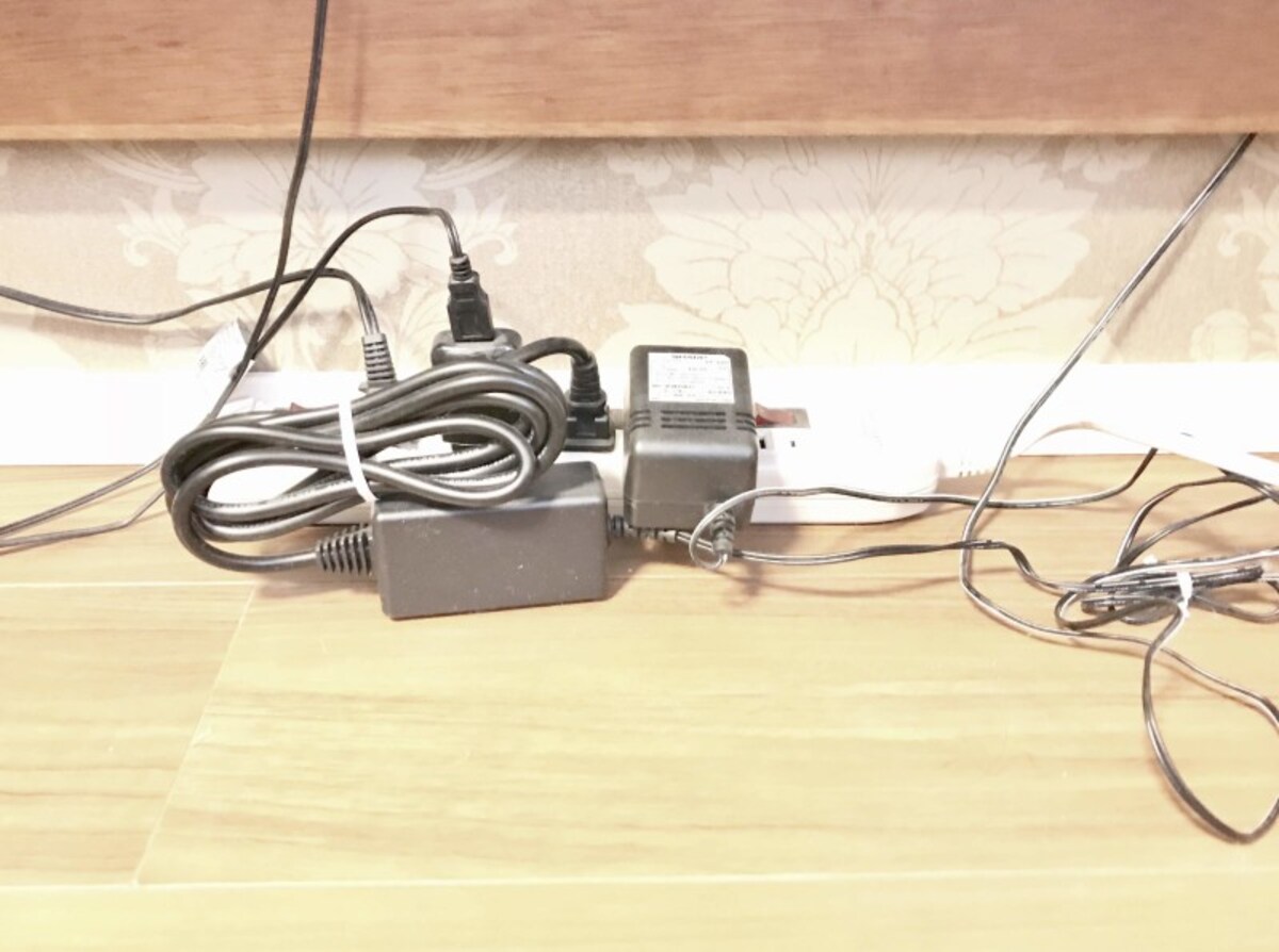 ごちゃごちゃして見えるコード類は隠してスッキリしたい