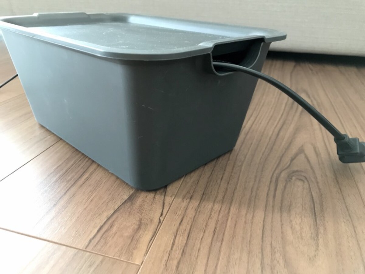 サイドに隙間のあるボックスなら、コードの目隠しに使いやすい