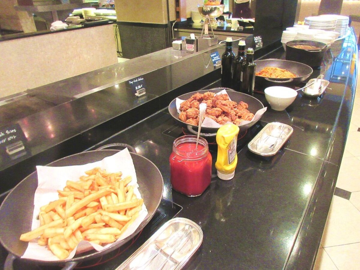 ウェスティンホテル東京「ザ・テラス」 軽食のブッフェ台