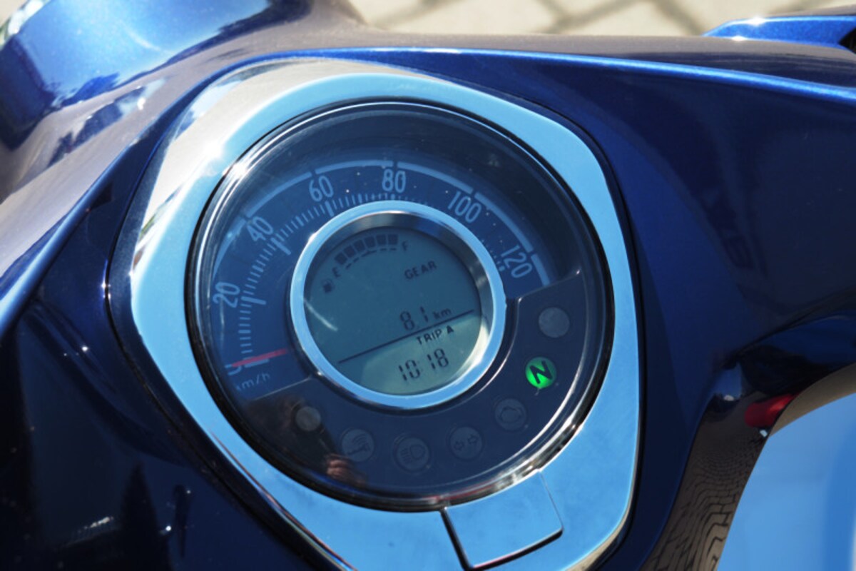 スーパーカブC125は一般的なバイクとギアの操作が異なるのでシフトポジションが表示されるのはありがたい