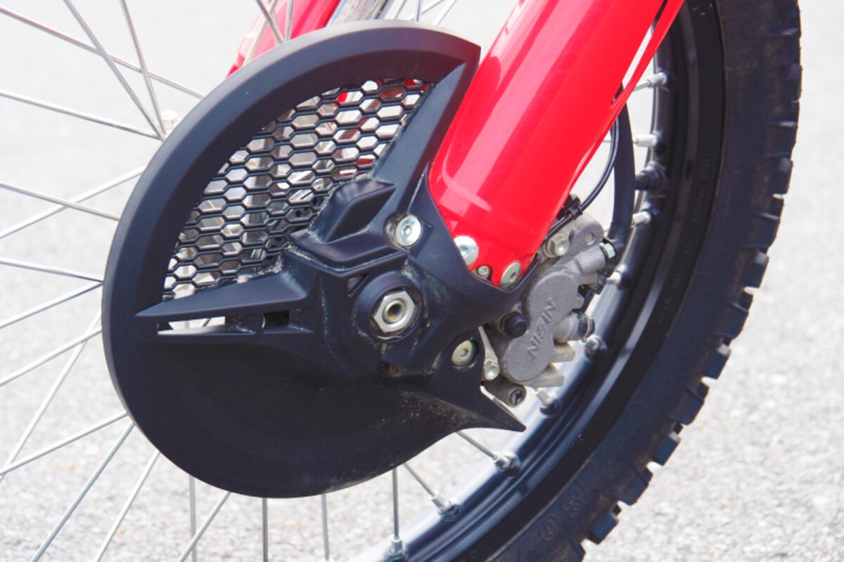 CRF450Lはブレーキディスクにカバーがかかっているのも特徴的