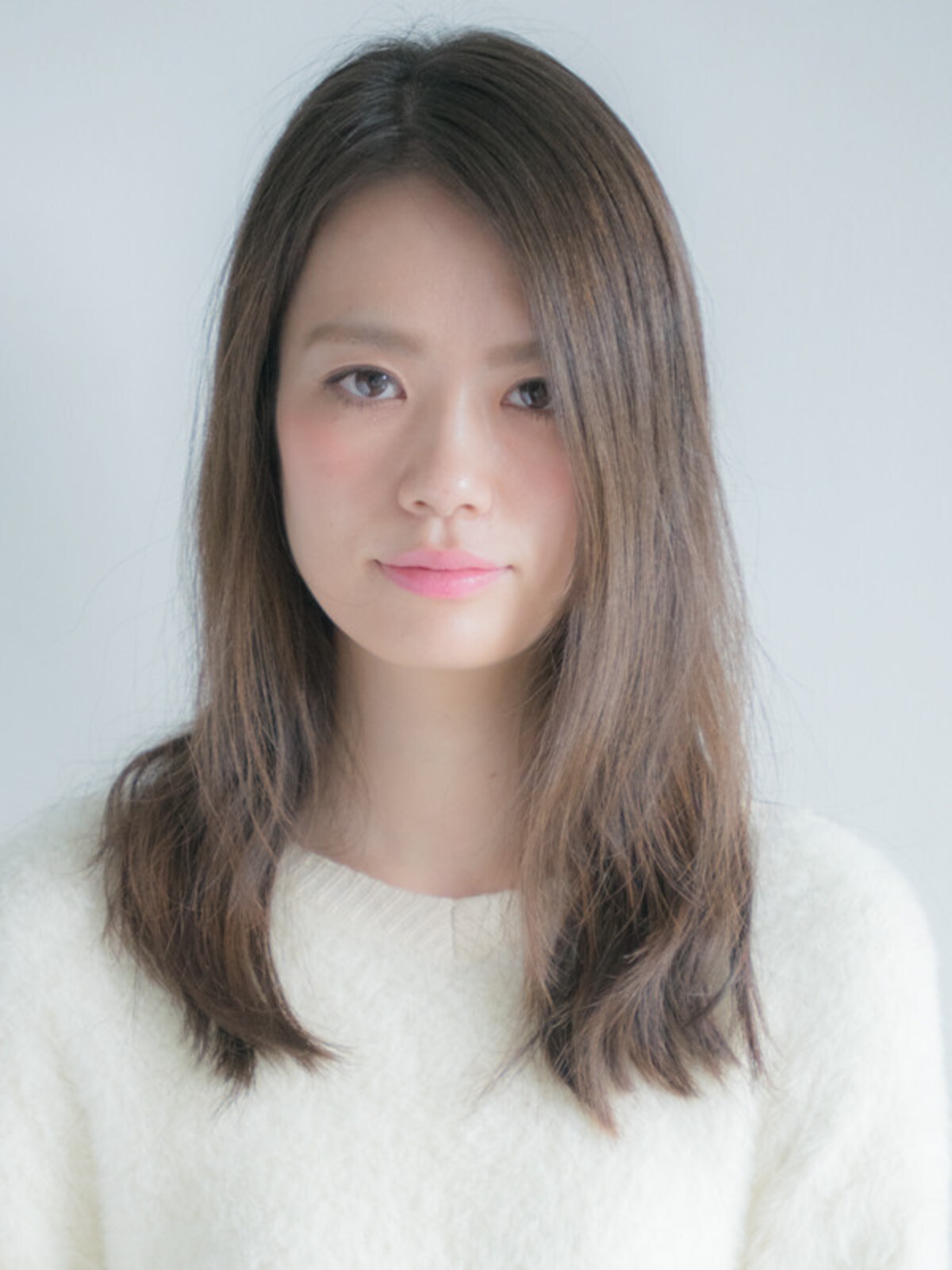 顔まわりに動きがなく暗い印象に