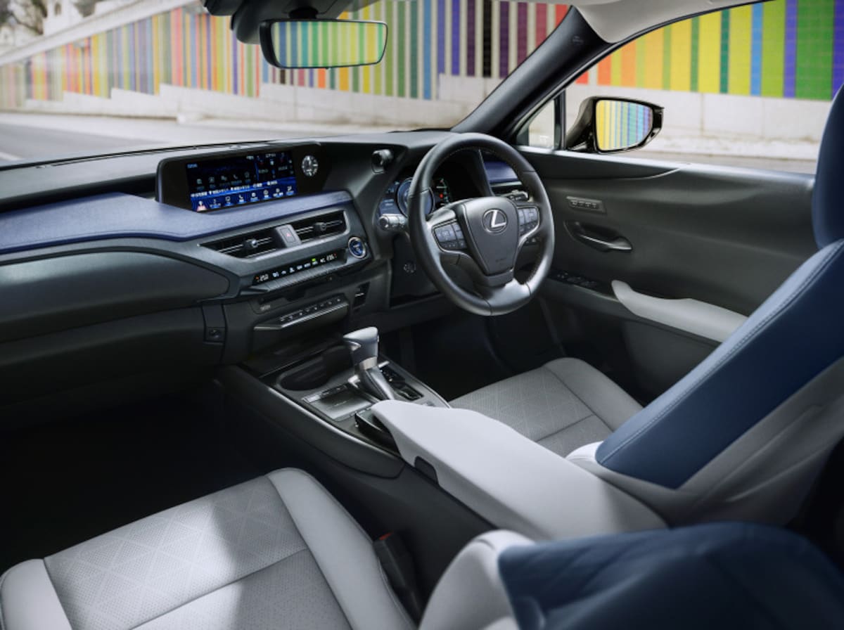 UXUX250h「version L」(インテリアカラー：コバルト)＜オプション装着車＞