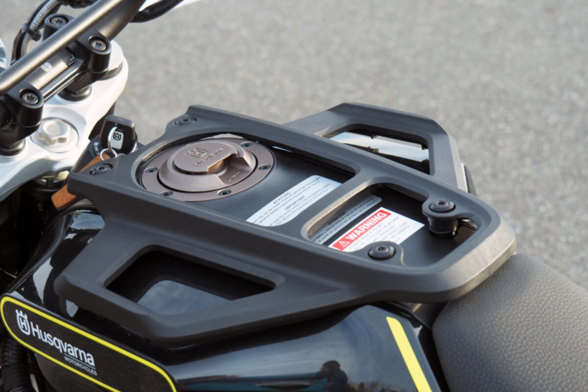 タンクキャリアが標準装備のバイクは非常に珍しい