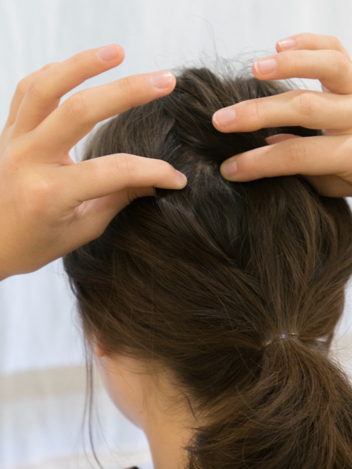 指先でかき分けて、毛束を根元から引っ張ると立体的になる