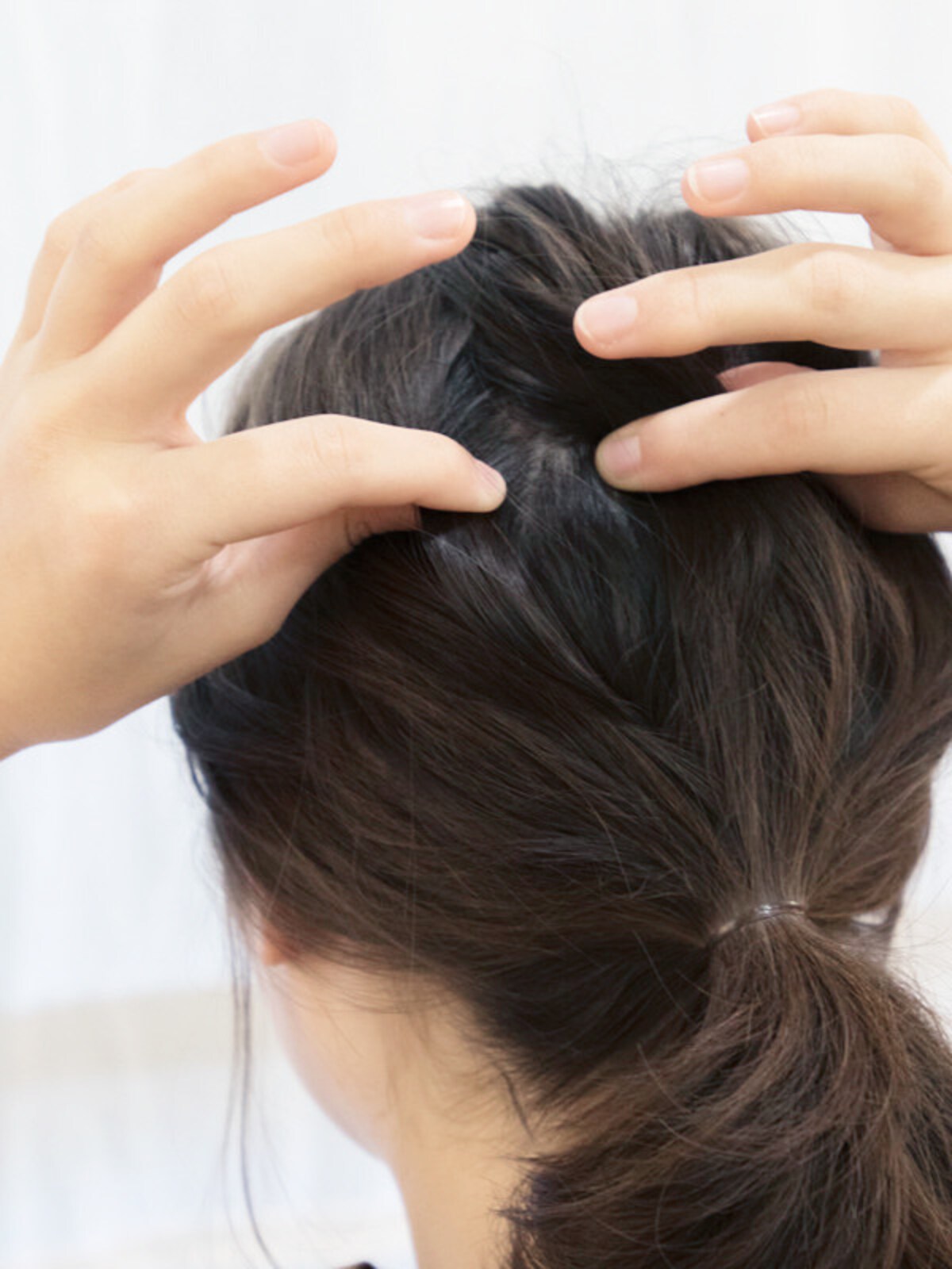 指先でかき分けて、毛束を根元から引っ張ると立体的になる
