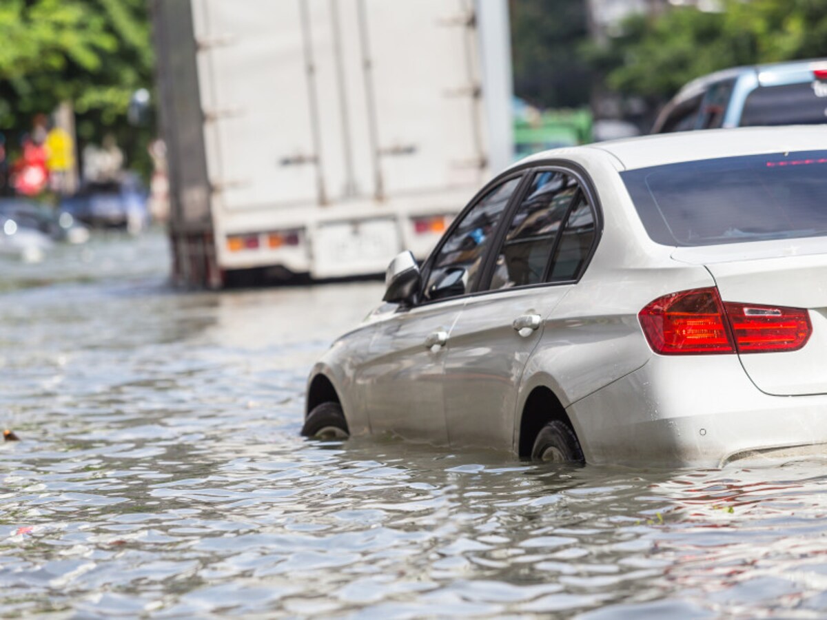 洪水にのまれる車