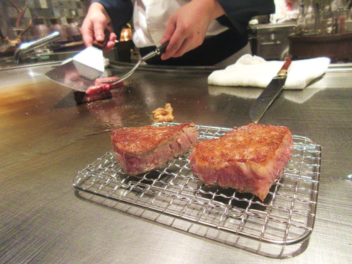 TOKYO KAIKAN 會 鉄板での牛肉の調理