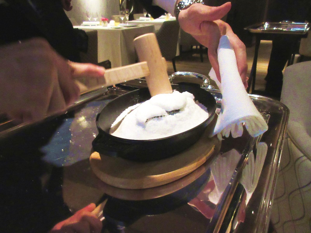 レストラン プルニエ 蝦夷鮑 海藻塩釜蒸しのプレゼンテーション
