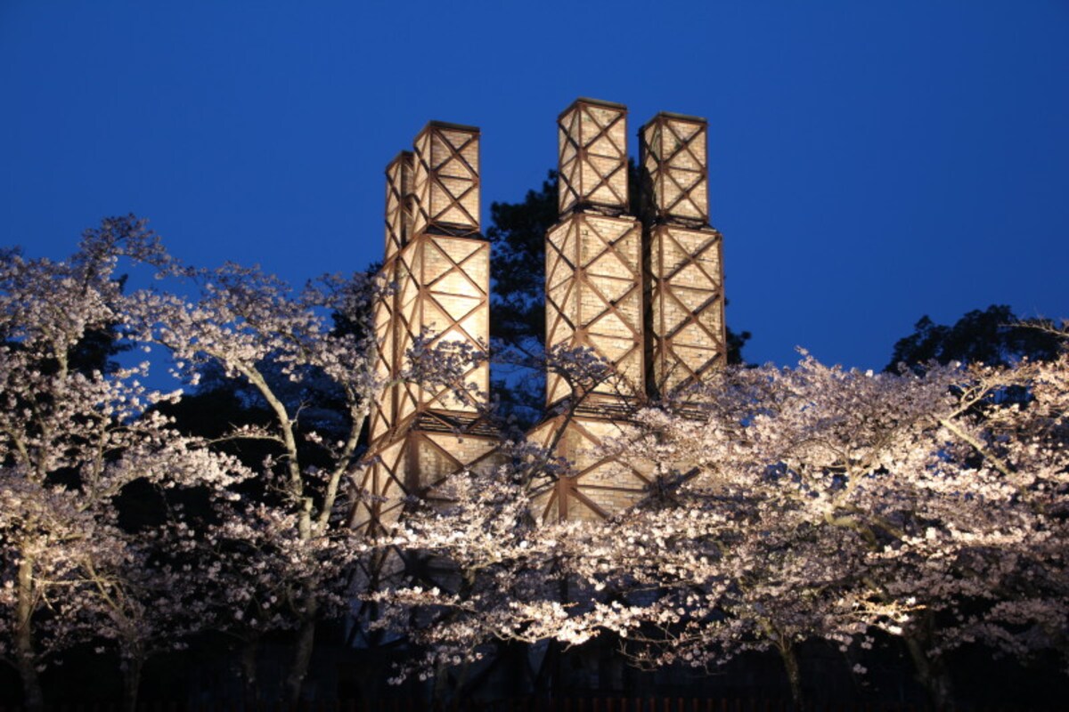 桜の季節ににライトアップされる韮山反射炉