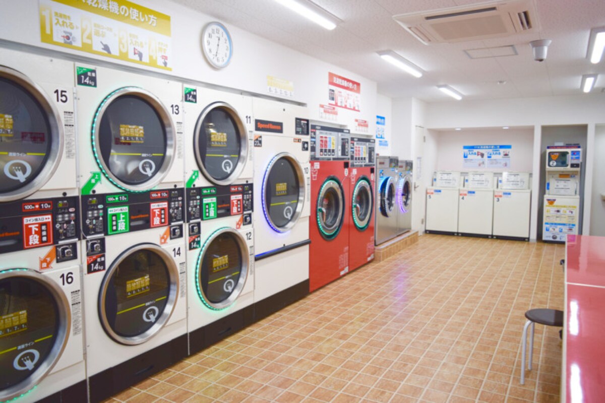 明るく清潔な店内