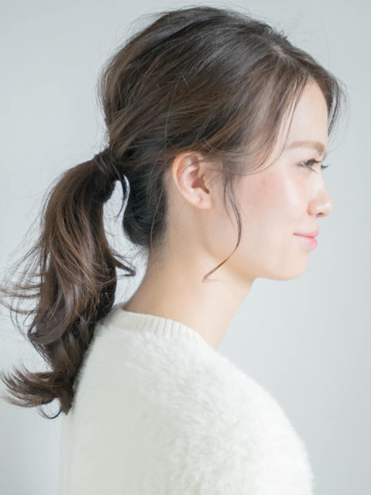 真ん中の高さで結んだ大人ポニーテール