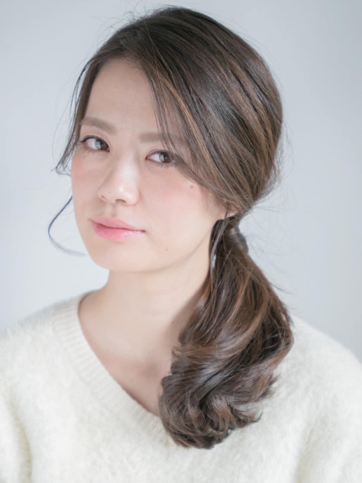 サイド寄せ大人ポニーテールはフェミニンな印象に