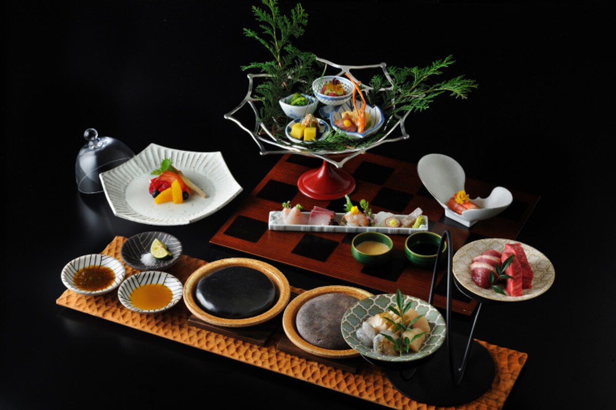 「宝楽盛り」（八寸・お造り・酢の物）、「台の物」など見た目も華やかな会席料理(写真提供：星野リゾート)