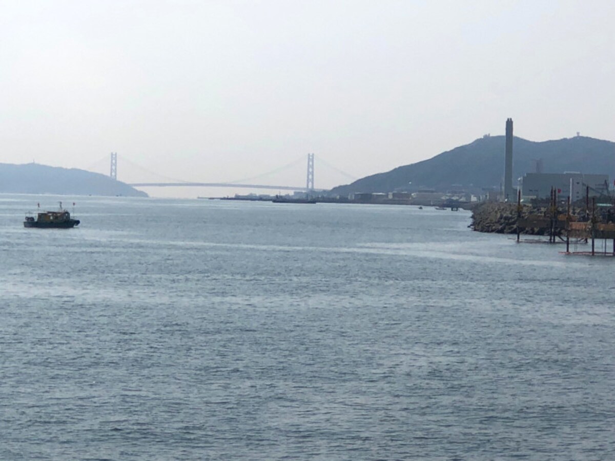 遊覧船から見た明石海峡大橋