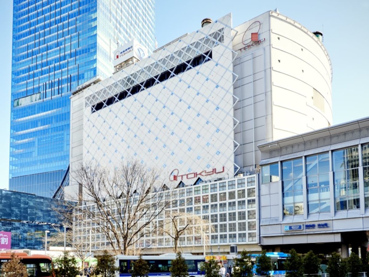 平成12年、渋谷の東急百貨店東横店の地下1階に「東急フードショー」がオープン。「食」を「ファッション」として捉え直し、「エンターテインメント性」を意識した「食のテーマパーク」として、地下食品売り場をリニューアルした。