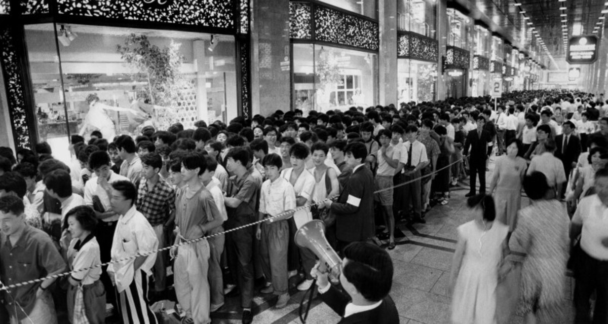 昭和60年、大阪キタでDCブランドのセールに並ぶ人々　写真：読売新聞/アフロ