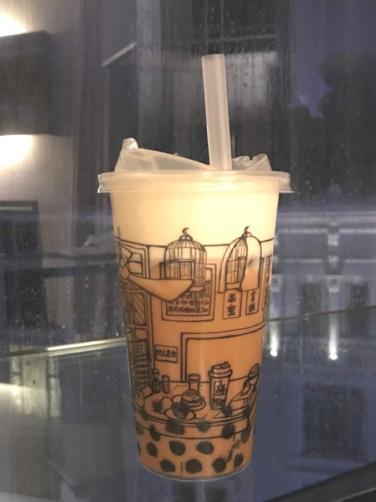 昔ながらの茶餐店の店内のイラストが描かれたパッケージが可愛い