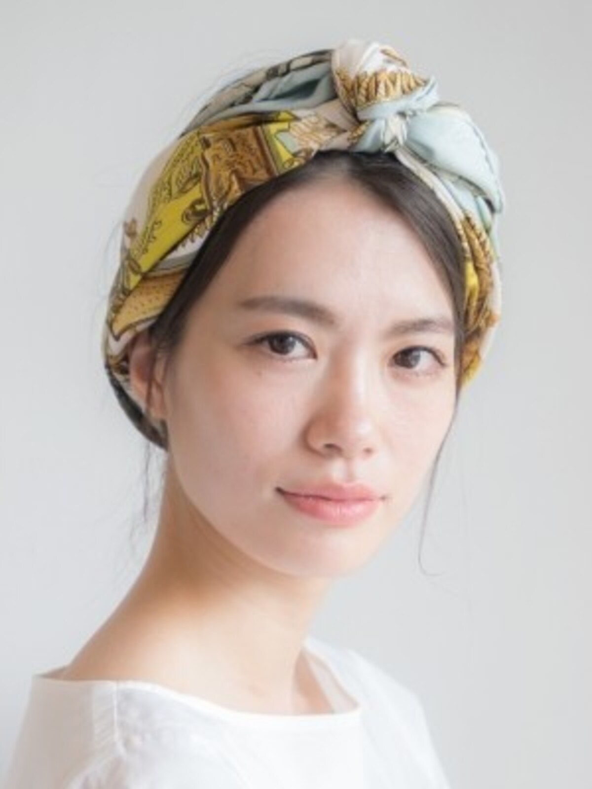 白髪を目立たなくする簡単まとめ髪ヘアアレンジ／hair&make WAKO（anti） （画像出典：白髪が目立たない髪型は？簡単まとめ髪アレンジの方法）