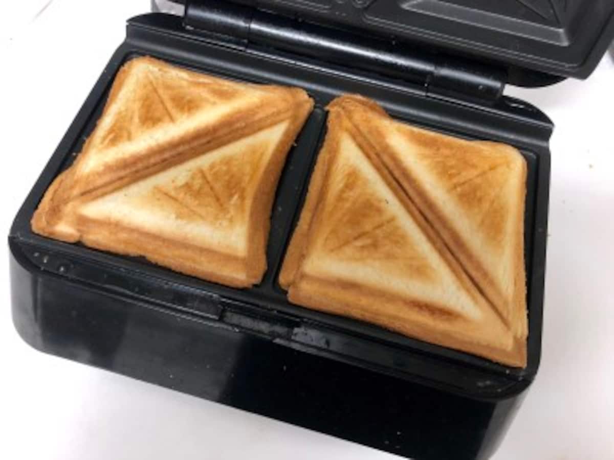 ホットサンドプレートでパンを焼くと、こんな感じでまんべんなくこんがり。挟んだチーズもとろとろです