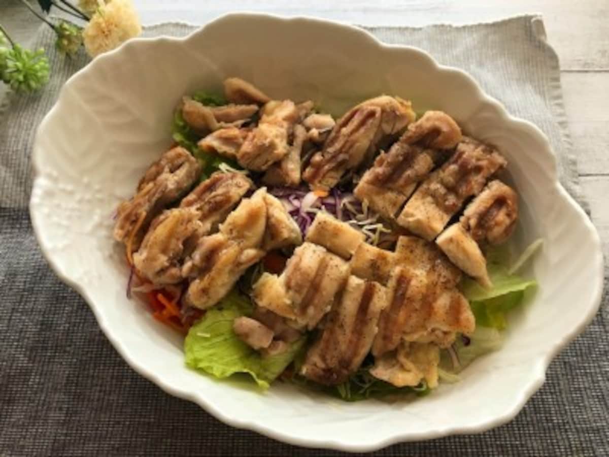 鶏もも肉は皮ごとカリッと！ナスやアスパラガスなどの野菜も焼くだけで、立派な一品になります
