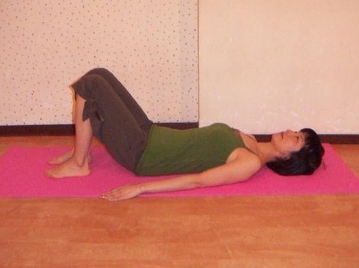 3. 息を吸って、吐きながらゆっくり元の位置まで戻す／産後ダイエット『ヒールスライド＆アームワーク』