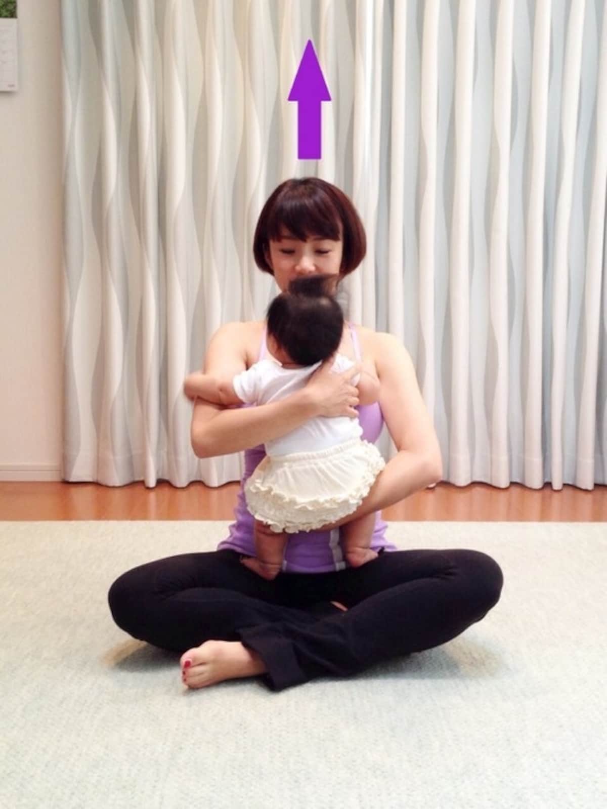 1. 背筋を伸ばし、あぐら、もしくは椅子に座って赤ちゃんを抱っこ／産後ダイエット『スパインツイスト』