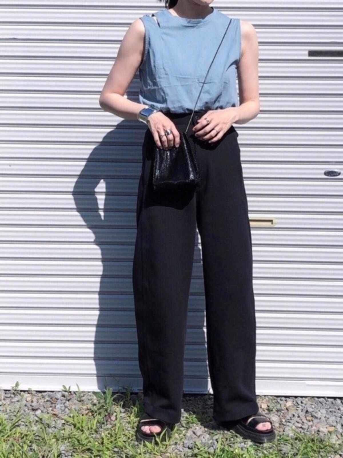 肩部分にカット入りのコットントップスはシンプルでもおしゃれに見える　出典：WEAR