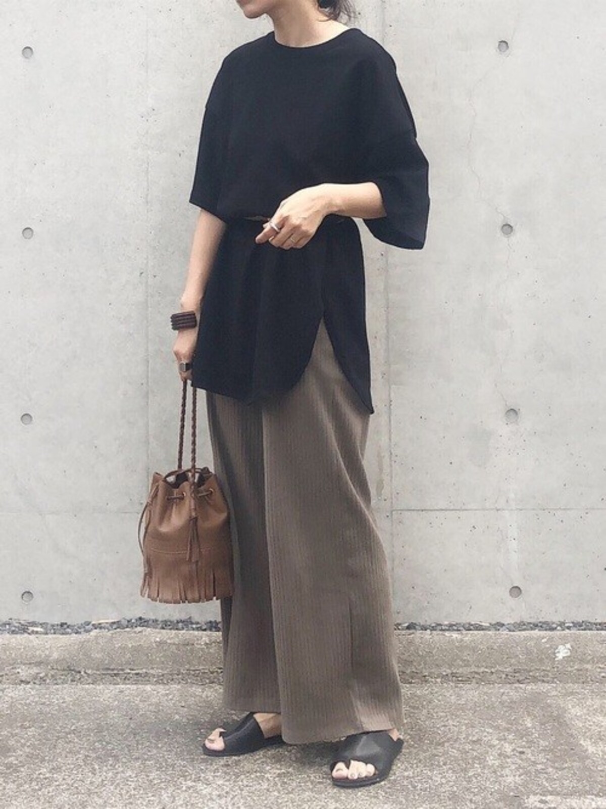 黒を軽やかに着るとおしゃれ度アップ 出典:WEAR