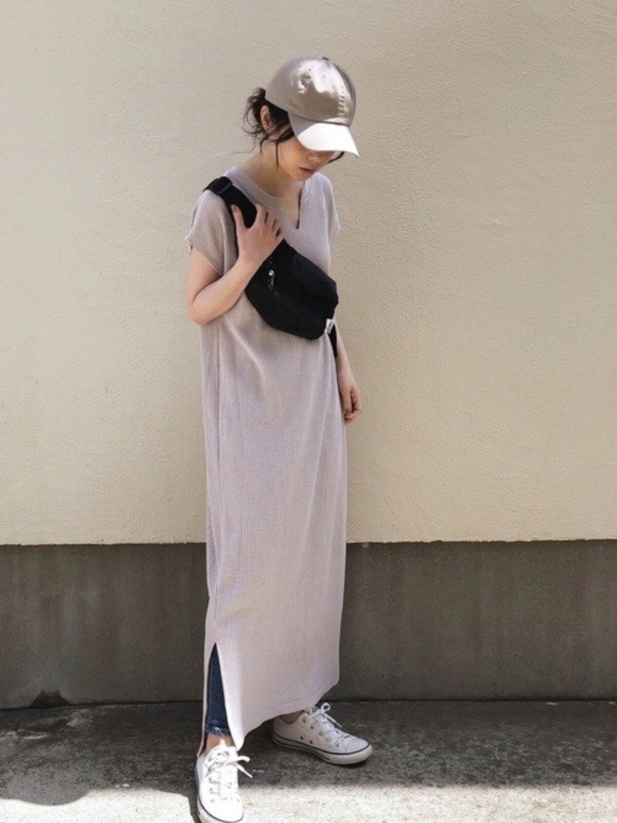 デニム＆スニーカーにキャップを合わせるならトップス選びが肝心　出典：WEAR