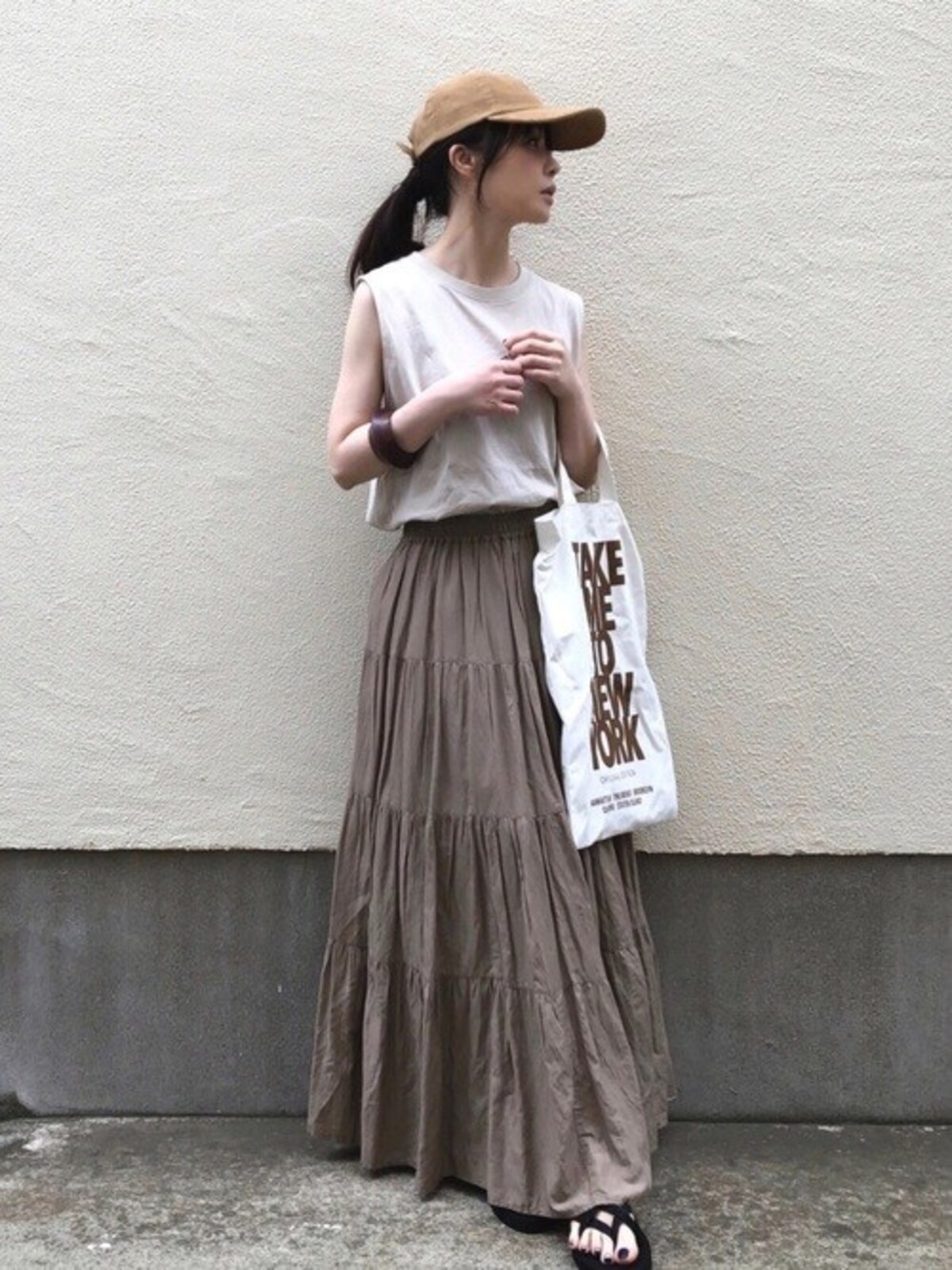甘さの強いティアードスカートコーデも色が控えめならキャップが程よいアクセントに　出典：WEAR