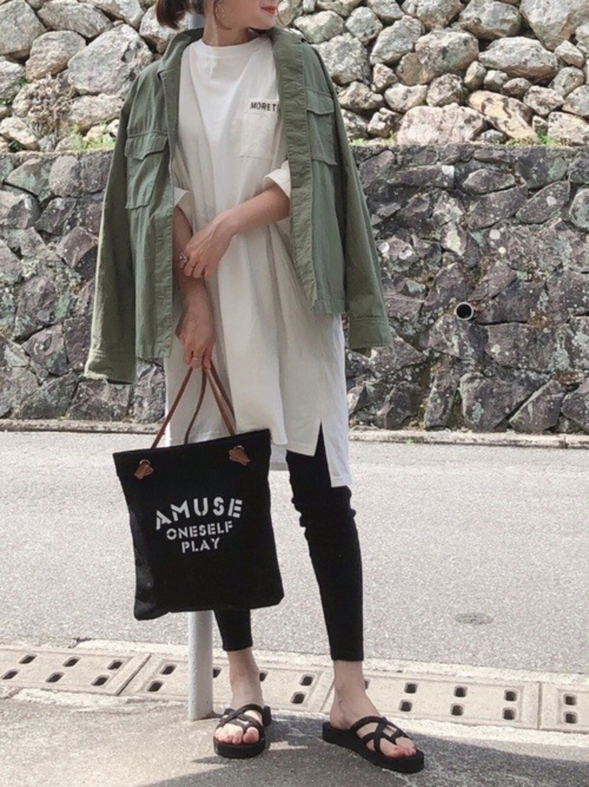 一枚では着にくいゆるっとトップスやチュニック丈アイテムに最適　出典：WEAR