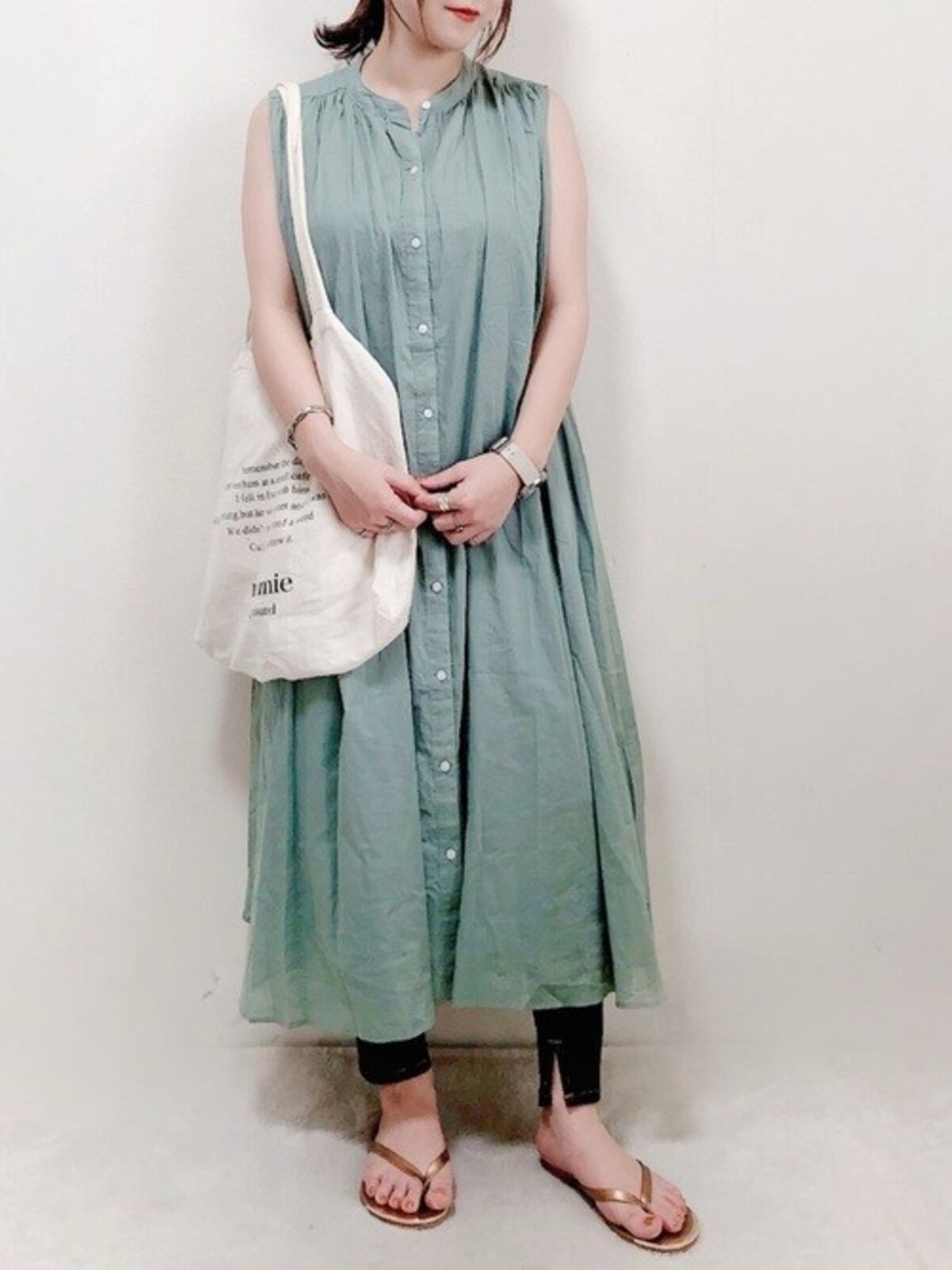 ロング丈ワンピースから少しレギンスを見せる着こなしは今年のトレンド  出典：WEAR