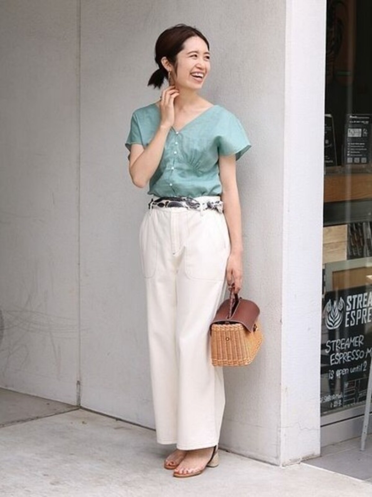 男性は取り入れにくいきれい色も効果的に使って　出典：WEAR