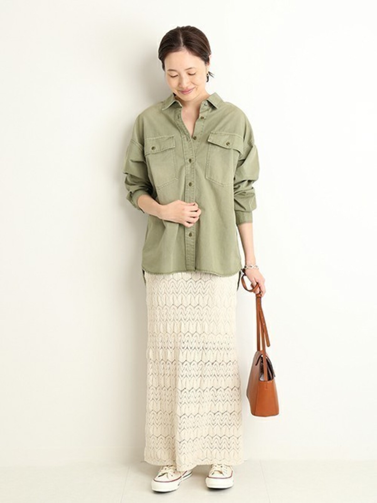 一枚でも前を開けて羽織りにも使えて便利なカーキシャツ　出典：WEAR