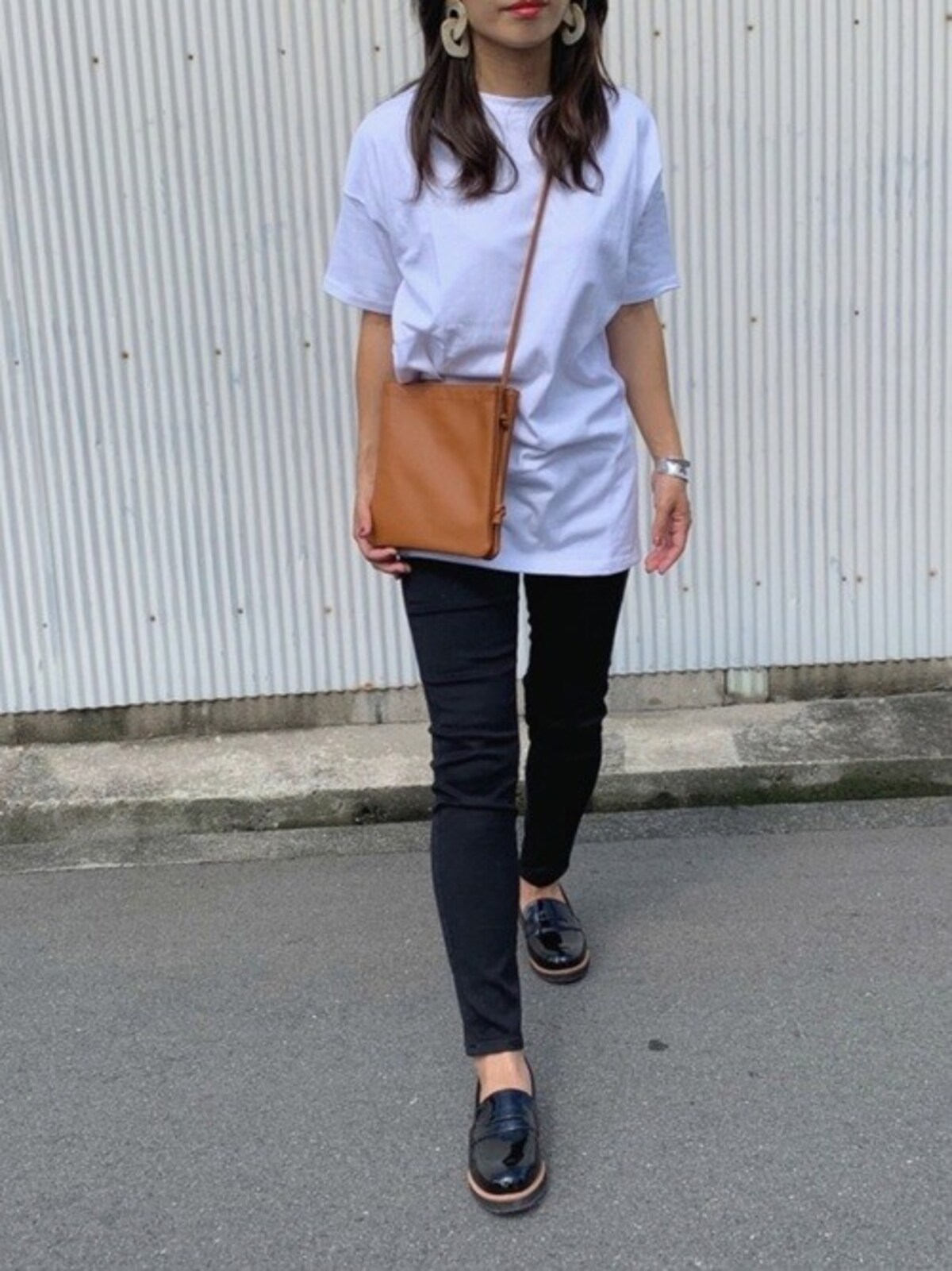 体が泳ぐようなサイズもこなれ感が出て◎　出典：WEAR