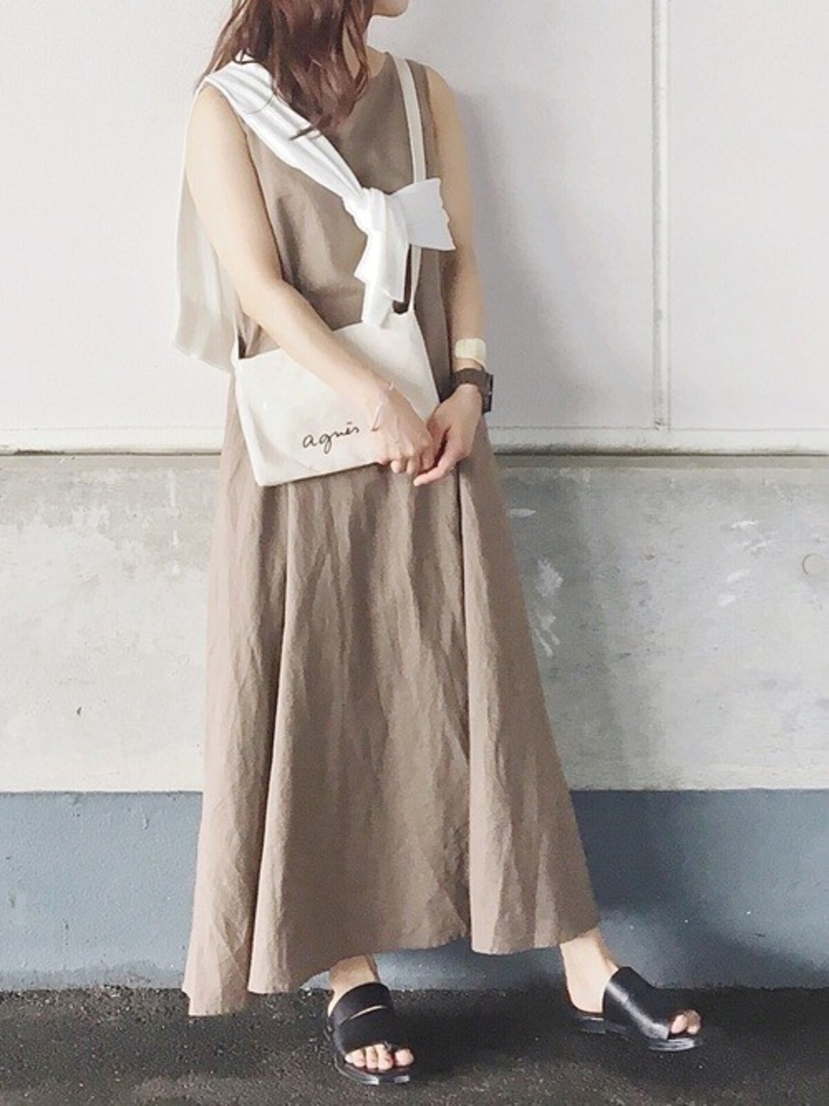 ベージュのロング丈ワンピでも白カーデを指すとぼやけない　出典：WEAR