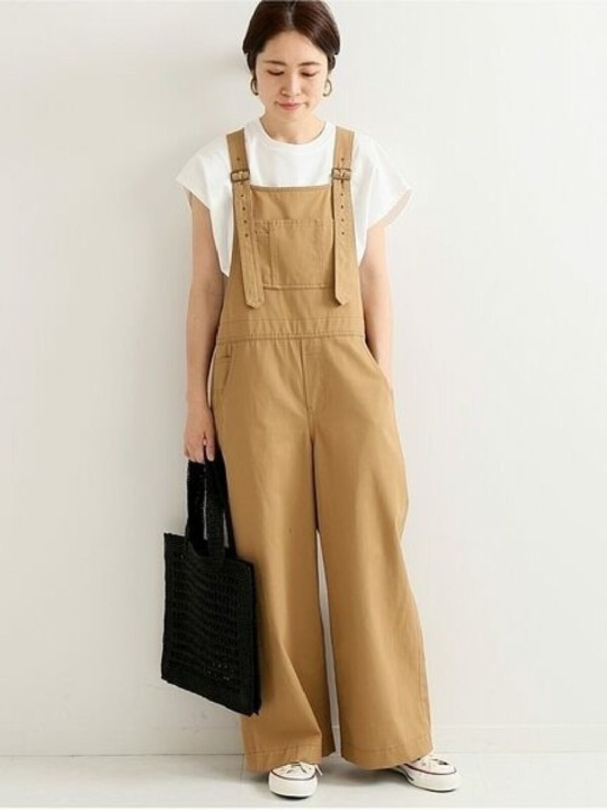 幼くなることもあるオーバーオールも黒白ベージュならシックに着られる　出典：WEAR