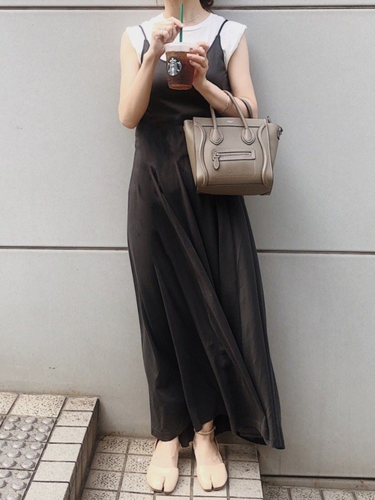 夏には暑く感じることもある黒ワンピもベージュ小物ですっきり　出典：WEAR