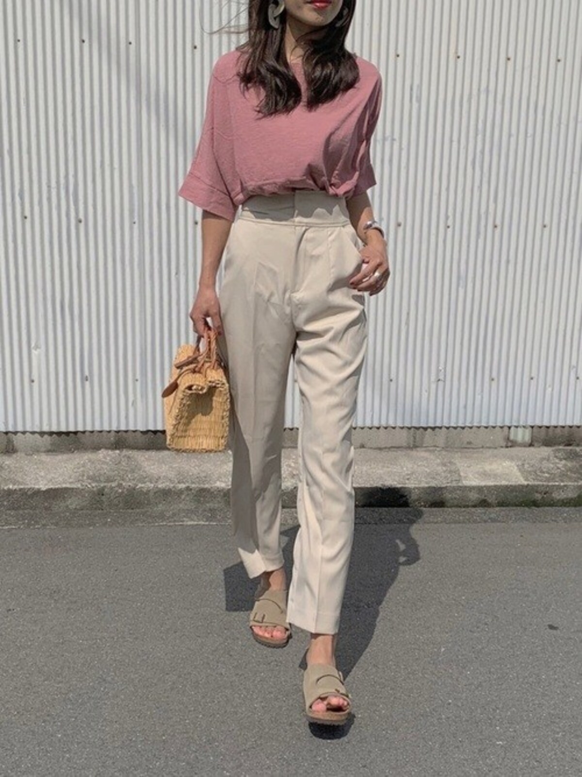 くすみピンクは着回しやすくておすすめ　出典：WEAR