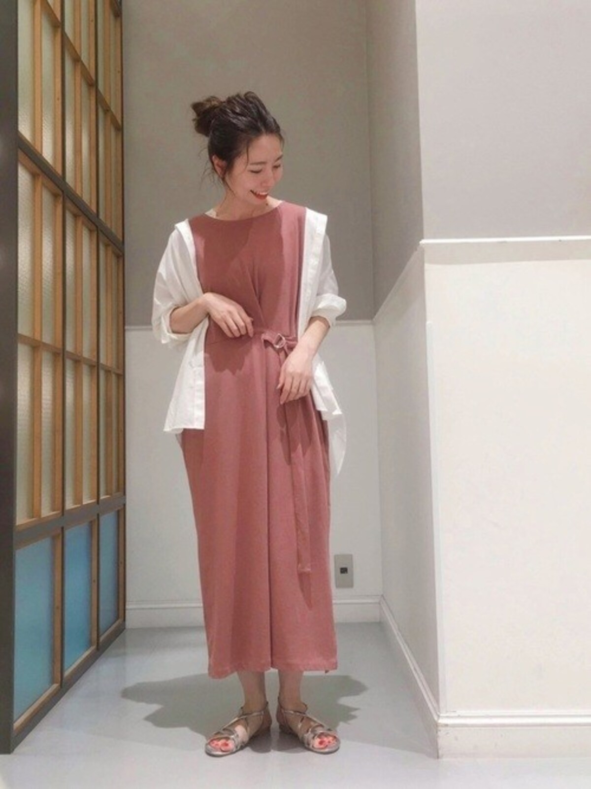 肌馴染みのいい落ち着いたピンクなら面積の大きいワンピースもおすすめ　出典：WEAR