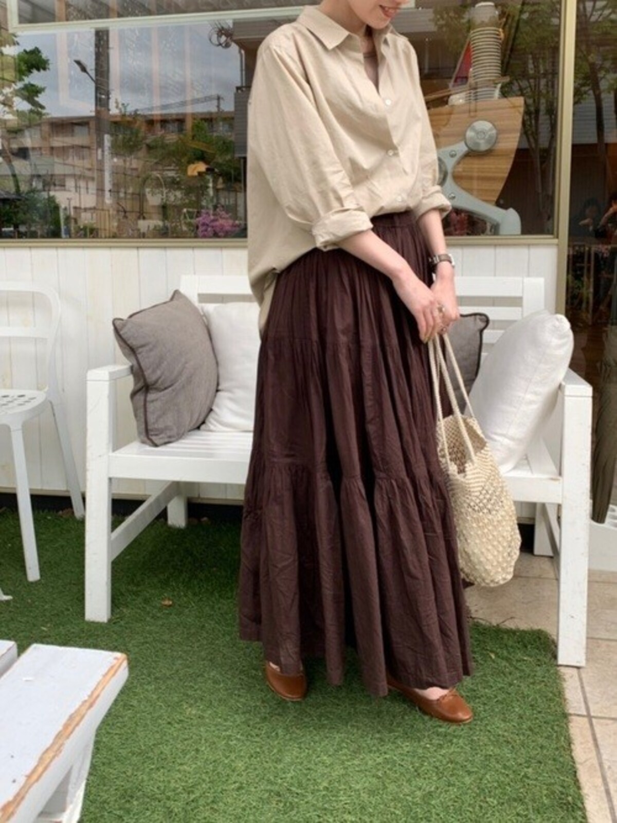 甘いスカートに辛めシャツを合わせるのも大人のバランス　出典：WEAR
