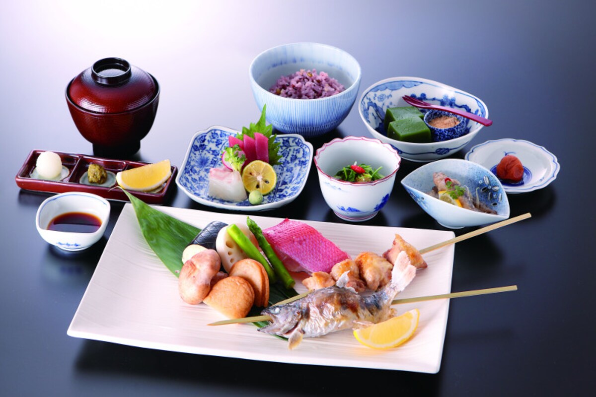 「囲炉裏茶寮 八里」の囲炉裏コース 日向2900円