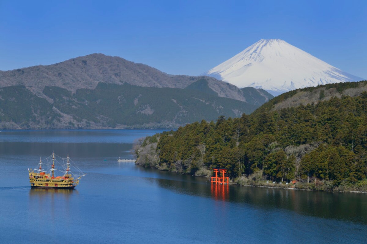 芦ノ湖を行き交う箱根海賊船クイーン芦ノ湖