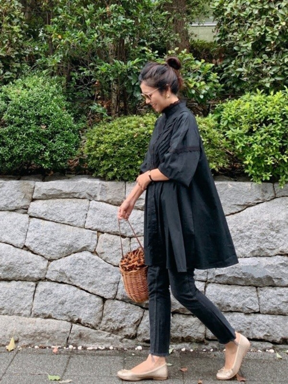 あえて黒など秋らしいコーデにカゴバッグを合わせるとおしゃれ度アップ　出典：WEAR